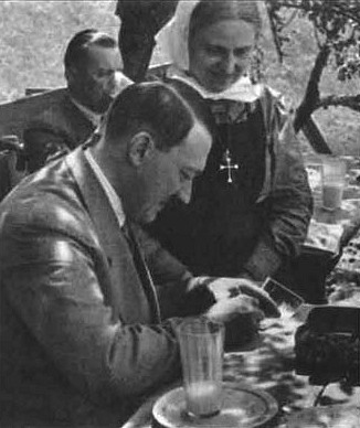 Hitler aux côtés d'une religieuse