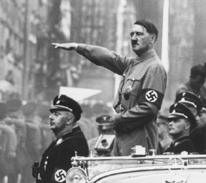 Hitler saluant