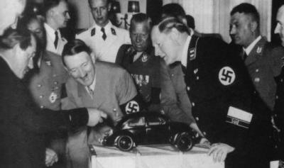 Hitler devant la maquette d'une Volkswagen et de F. Porsche