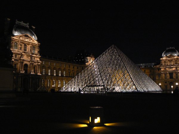 Pyramides du Louvres la nuit