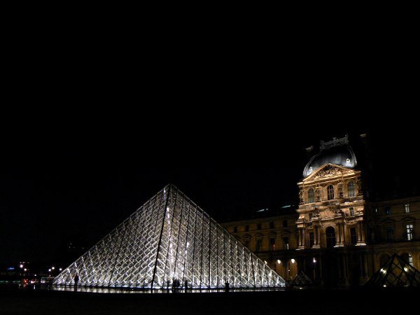 Pyramide du Louvre