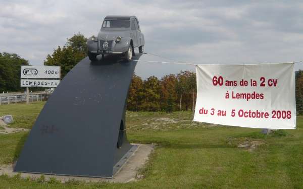 Monument "Citroën 2cv" — Lempdes — (puy-de-Dôme)