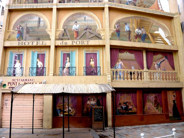 Façade d'immeuble en trompe l'œil à Toulon