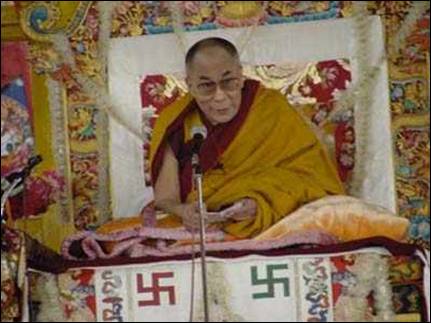 Dalaï-lama dirigeant le rituel du Kalachakra