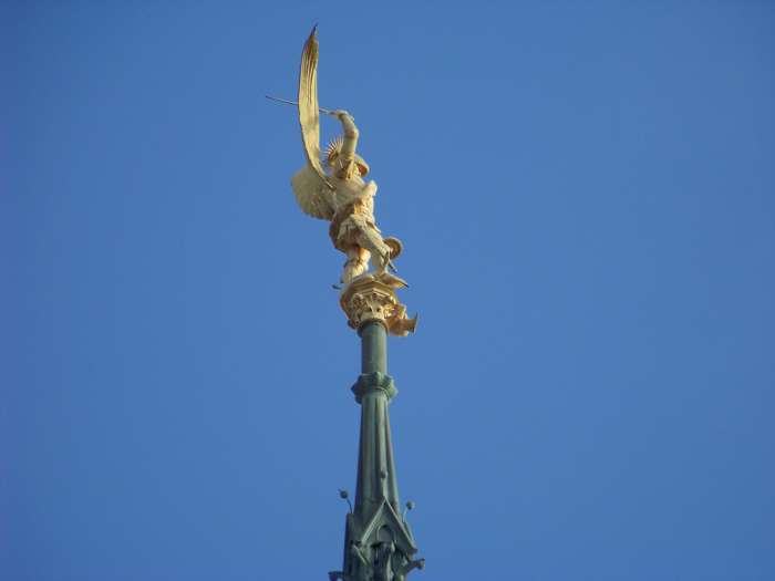 Statue de St Michel — vue rapprochée — Mont St Michel