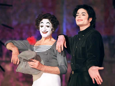 Le Mime Marcel Marceau en compagnie de Michael Jackson