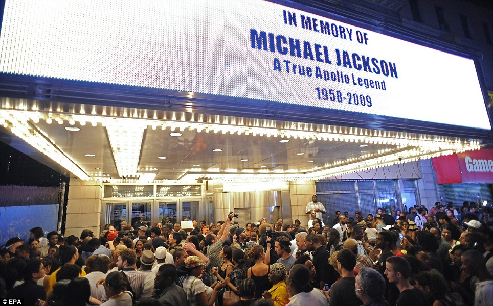 Réunion des fans autour du théâtre Apollo à New-York au soir de l'annonce du décés de Michael Jackson