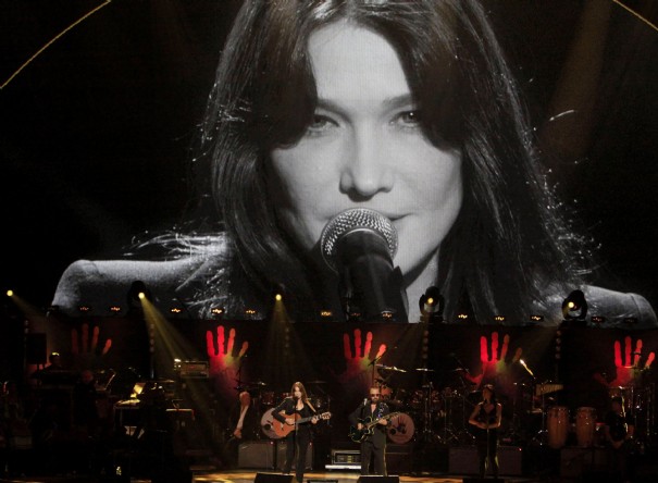 Carla Bruni-Sarkozy et Dave Stewart lors du concert pour le "Mandela Day"