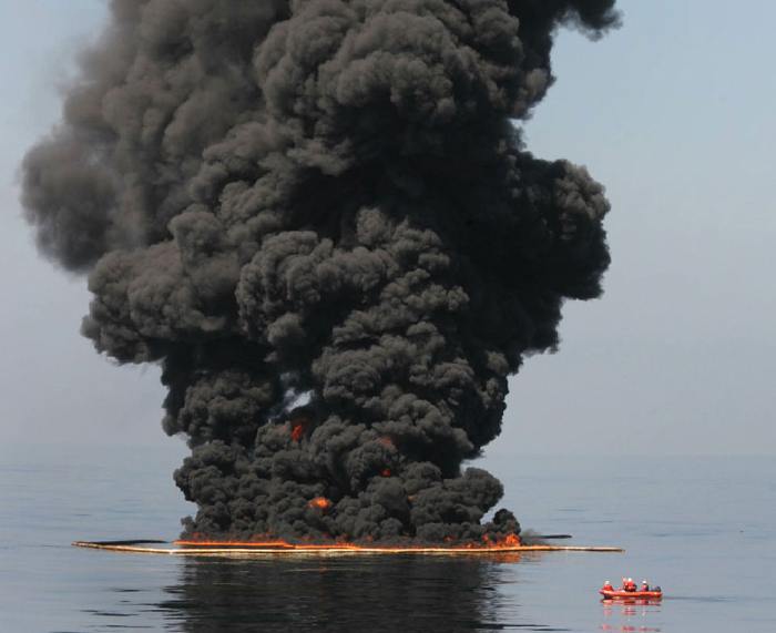 — Mise à feu d'une nappe de pétrole par agents de chez bp — Golfe du Mexique — Mai 2010 —