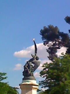 Pigeon perché au sommet de l'aile de l'ange déchu  — Fuente del Angel Caido — parc du Retiroà Madrid