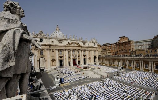 neuf mille prêtres réunis sur la Place St Pierre à Rome autour du Pape Benoît XVI