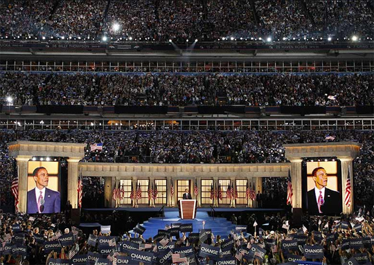 B. Obama prononçant son discours d'investiture à (Mile High Football Stadium) à Denver 