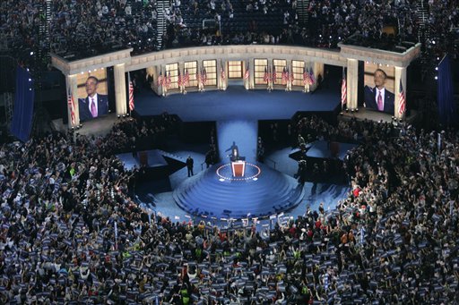 B. Obama prononçant son discours d'investiture à (Mile High Football Stadium) à Denver 