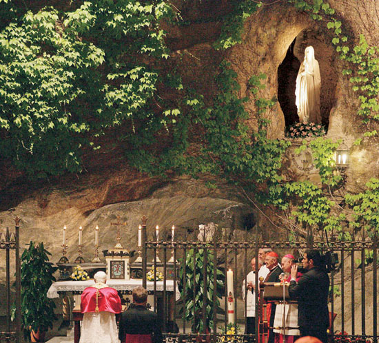 Benoît XVI agenuoillé dans la réplique de la grotte de Lourdes au Vatican   