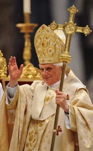 Benoît XVI et sa crosse Pontificale 