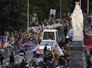 Benoît XVI dans sa papamobile à Lourdes en Septembre 2008