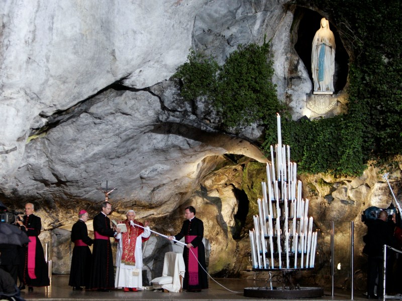 Benoît XVI dans la grotte de Lourdes en Septembre 2008 