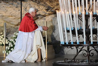 Benoît XVI agenuoillé dans la grotte de Lourdes en Septembre 2008