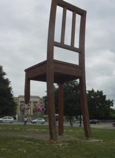 monument devant l'ONU à genève