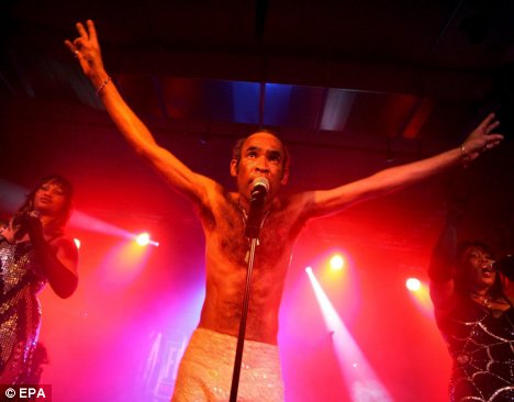 - Bobby Farrell sur scène, à titre privé, à St Petersbourg - 29 Décembre 2010 - 