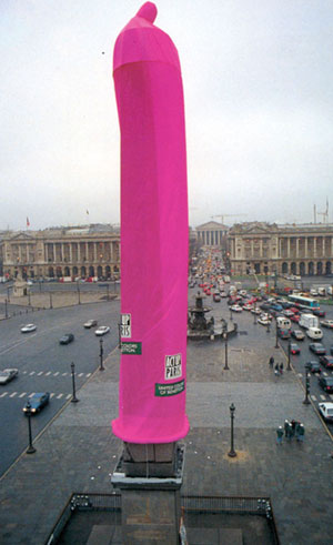 Obélisque recouvert d'un préservatif géant sur la Place de la Concorde à Paris. 