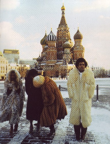 Bobby Farrell et "son" groupe Boney M. posant au milieu de la Place Rouge... 