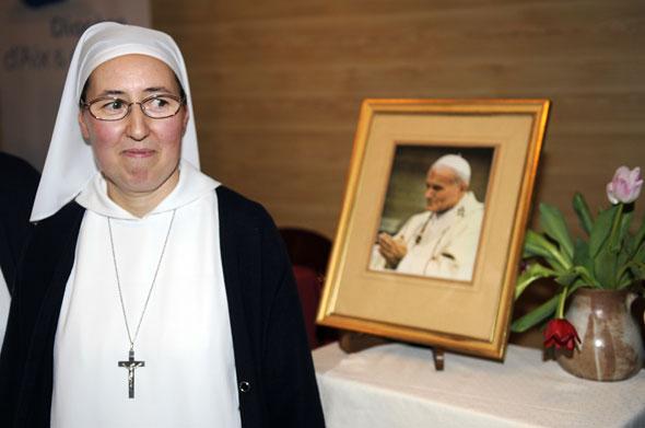 La religieuse Marie Simon-Pierre devant le portrait de celui qu'elle a prié!   