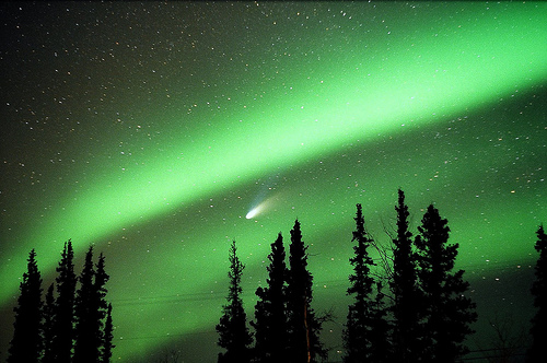 Comète Hale-Bopp photographiée dans une aurore boréale
