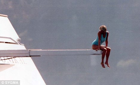 Diana solitaire sur le plongeoir du yacht de Dodi