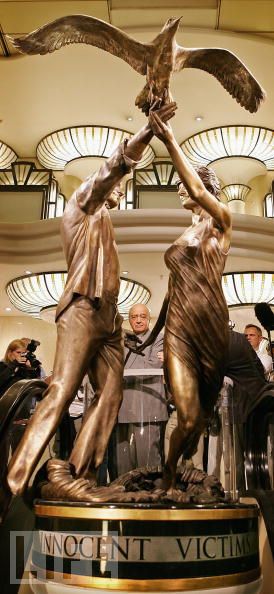 Memorial dévoilé par Mohamed Al-Fayed le 1er Septembre 2005 chez Harrods