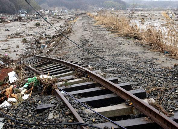 Voie ferrée sur le littoral Japonais après le passage du Tsunami