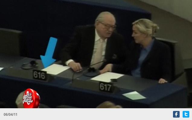 Capture d'écran: Le Petit Journal du 6 Avril 2011  — Siège 616 et 617 — Jean Marie Le Pen et sa fille Marine — Parlement Européen à Strasbourg —