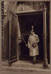 Hitler à une sortie de cathédrale