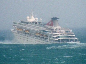 Paquebot au milieu de vagues scélérates