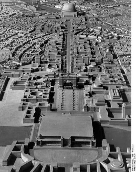 Maquette du projet Germania avec sa halle du peuple et son arc de triomphe