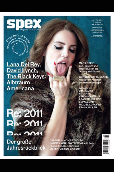 Lana Del Rey avec les ongles-pointes rouges et en prime la langue tirée
