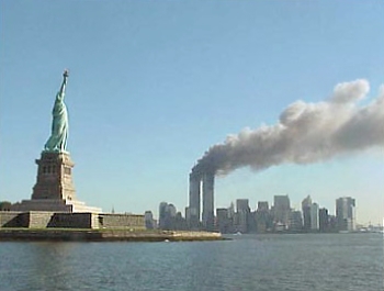 Statue de la Liberté avec en toile de fond le World Trade Center le 11 Septembre 2001