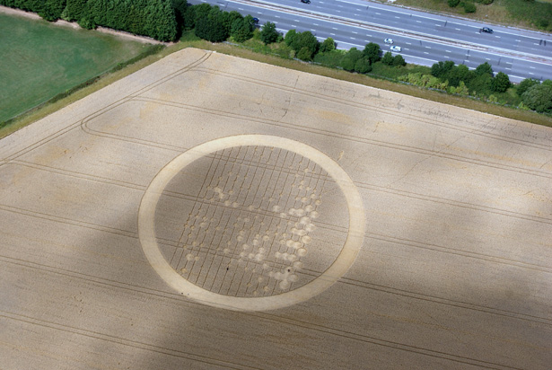Crop-circles apparus le Vendredi 30 Juillet 2010  à Wickam Green le long de la M4 près de Hungerford dans le Berkshire (UK)  