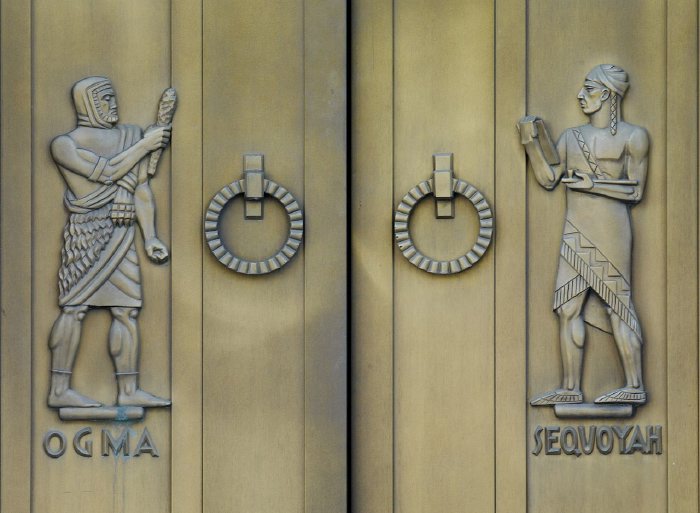 — Figures en bronze sculptées par Lee Lawrie de Sequoyah et Ogma —