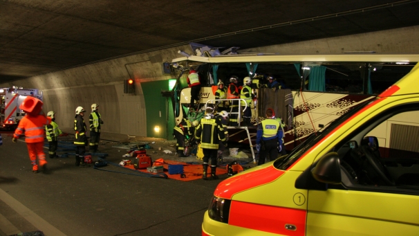 Accident de car dans le tunnel de Sierre en Suisse le 14 Mars 2012