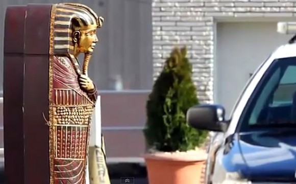 sarcophage entrevu au moment des funérailles de la chanteuse W. Houston
