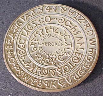 Œuvre dédiée à Sequoyah et son Alphabet sur support en terre cuite
