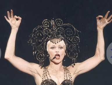 Madonna et son salut digital 666 lors de son show au Superbowl 2012
