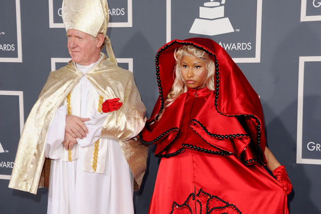 Nicki Minaj, aux Grammy Awards dans la tenue de la grande prostituée Romaine accompagnée d'un pape.