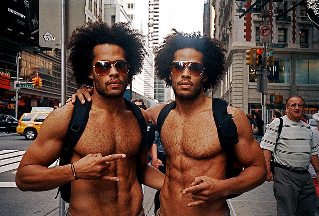 Lenny Kravitz doublé par montage photo
