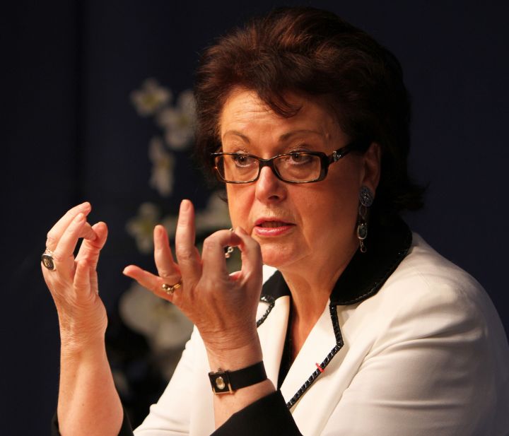 Christine Boutin flashant le double 666