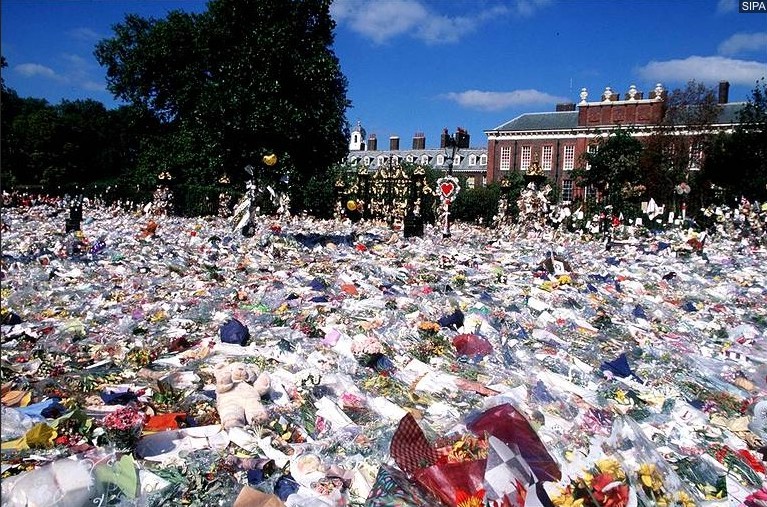 Hommage pour Diana devant la demeure de Lady Diana