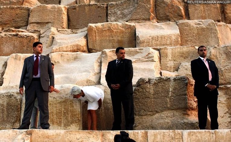 Christine Lagarde, directrice générale du FMI,   visitant une pyramide sur le site de Gizah en Août 2012