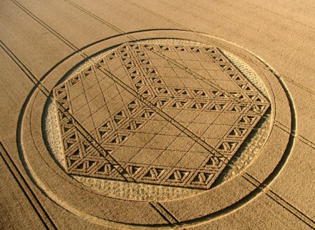 Formation d'un crop-circle apparue à Hackpen Hill, près de Broad Hinton. (Wiltshire).
