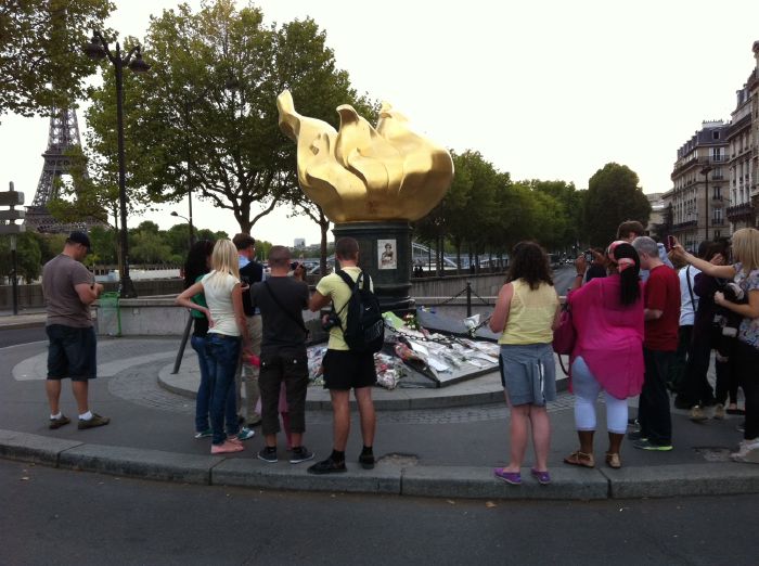 Flamme "mémoriale" de la Statue de la Liberté dédiée à Diana Spencer   au pont et au-dessus du tunnel de l'Alma